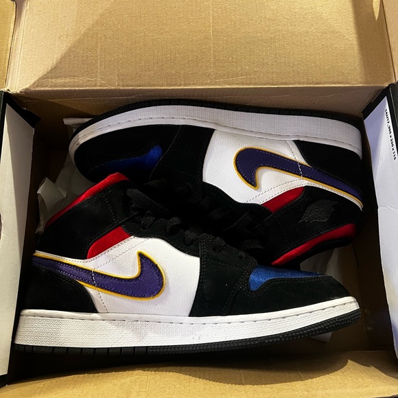 Jordan 1 mids - Picture 4 of 5